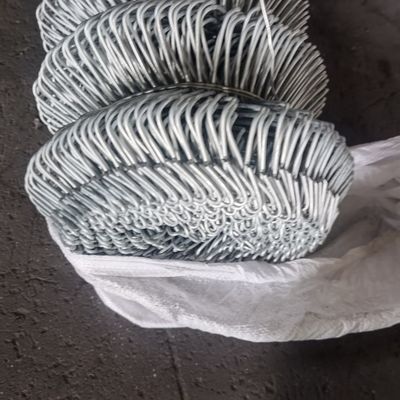 ความสูง 1.8m กว้างสาย 4mm mesh 90 * 90mm ความปลอดภัยอุตสาหกรรม Chain Link รั้ว