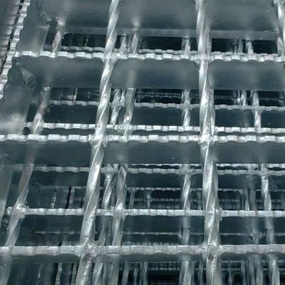 3 มิลลิเมตร Cross Bar Bright บนพื้นผิว อุตสาหกรรมเหล็ก Decking Grating