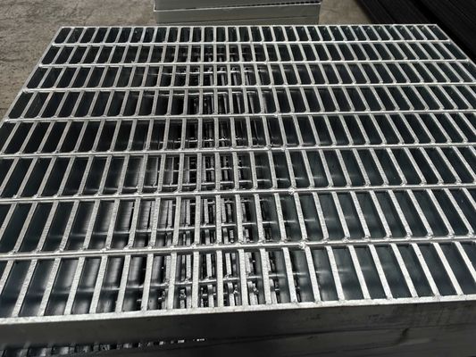 เงินโมเดิร์น 3 มิลลิเมตร Cross Bar Pitch อุตสาหกรรม welded Steel Grating Hot Galvanized ด้านผิวเรียบ