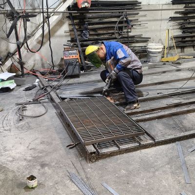 1000x1000 มิลลิเมตร อุตสาหกรรมเหล็ก Grating ด้วยเครื่องจักรแรงดันเทคโนโลยีการปั่น ตั้งแต่ปี 1990
