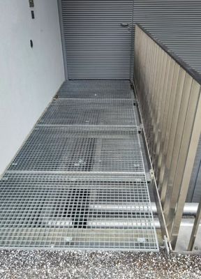 Q345 เกรดไม่ลื่น Flat Bar ประเภท Steel Grating Platform สําหรับการแก้ไขพื้นที่ทนทานที่ปลอดภัย