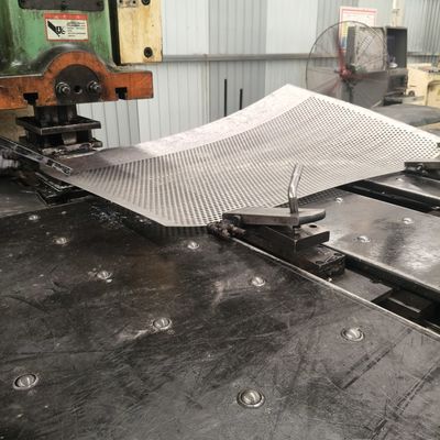 ความยาว 3000 มม โลหะ perforated sheet ในสีดํา สําหรับภาระหนักและอุณหภูมิสภาพแวดล้อม