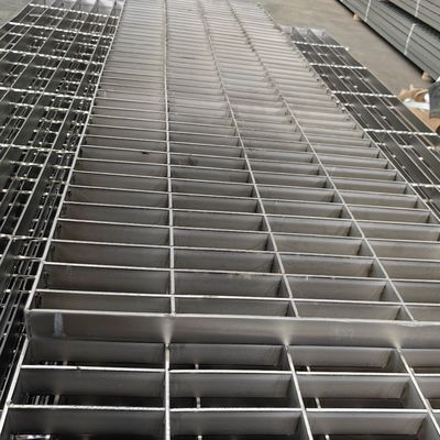 อุตสาหกรรม Flat Steel Grating กับ 100 มม Cross Bar Spacing และกระบวนการปั่น