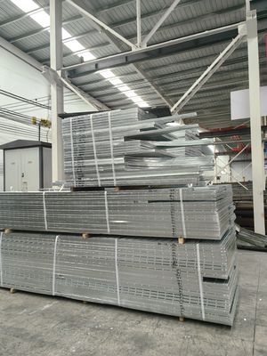 พื้นที่ระบายน้ําสาธารณะ อุตสาหกรรมสแตนเลส Grating ด้วยเทคนิค Mesh welded และ 50mm * 5mm ไม้บรรทุก