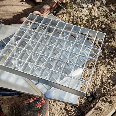 ความหนา 3-10 มิลลิเมตร Non slip Grating Hot Dip Galvanized การรักษาพื้นผิว Steel Grating