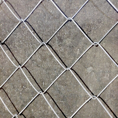 รั้วตาข่ายอเนกประสงค์พร้อมตัวเลือกขนาดตาข่ายและความหนาที่ยืดหยุ่น ให้ประสิทธิภาพด้านความปลอดภัยและการระบายอากาศ